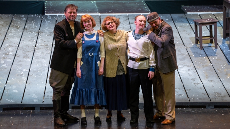 В Мурманском областном драматическом театре состоялась сдача спектакля «Мурманский вальс» - иллюстрация новости Мурманского областного драматического театра