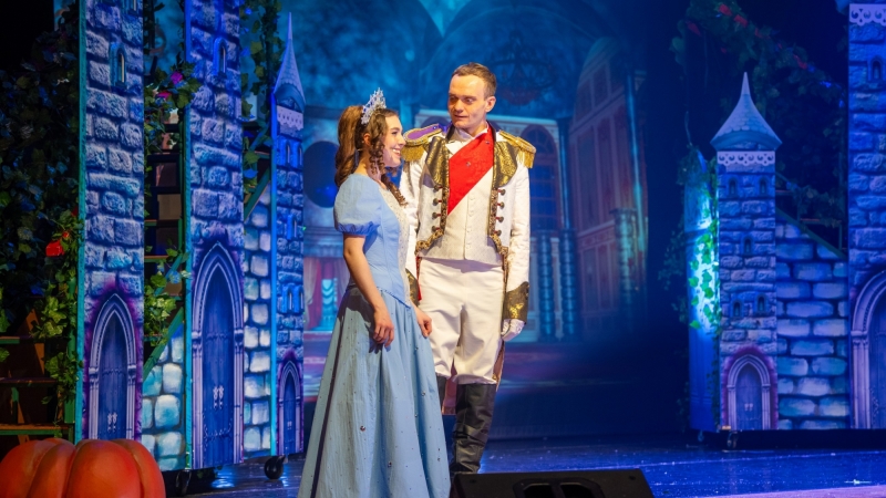 Волшебство в Североморске: аншлаг на спектакле «Хрустальная туфелька Золушки» - иллюстрация новости Мурманского областного драматического театра