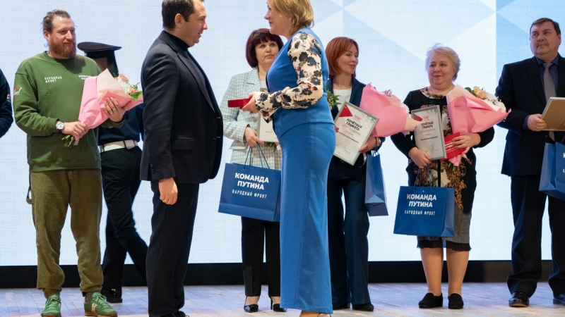 Коллектив Мурманского областного драматического театра награжден почетной грамотой за большой профессиональный вклад во благо жизни людей и преданность стране - иллюстрация новости Мурманского областного драматического театра