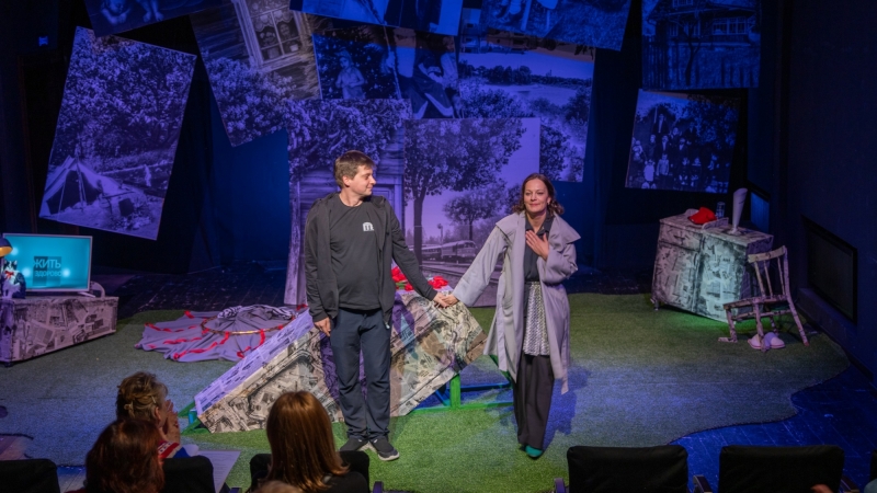 Сдача спектакля «День рождения мамы» в Мурманском областном драматическом театре завершилась успехом, превратив самостоятельную работу в полноценную постановку - иллюстрация новости Мурманского областного драматического театра