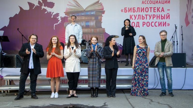 Артисты Мурманского областного драматического театра выступили с концертом 
