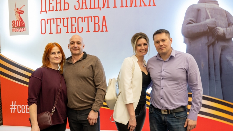 23 февраля, в День защитника Отечества, спектакль «Девятый выпуск» посетили особые гости — представители Фонда поддержки участников специальной военной операции «Защитники Отечества», Управления Федеральной службы войск национальной гвардии РФ по Мурманской области и одной из войсковых частей Заполярья. - иллюстрация новости Мурманского областного драматического театра